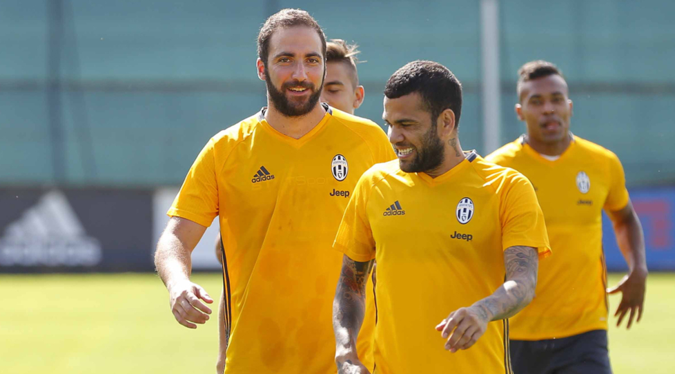 Debut Higuain-Alves Lawan West Ham