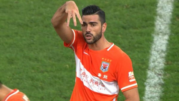 Pelle Cetak Gol Kung Fu ke Gawang Chongqing Lifan