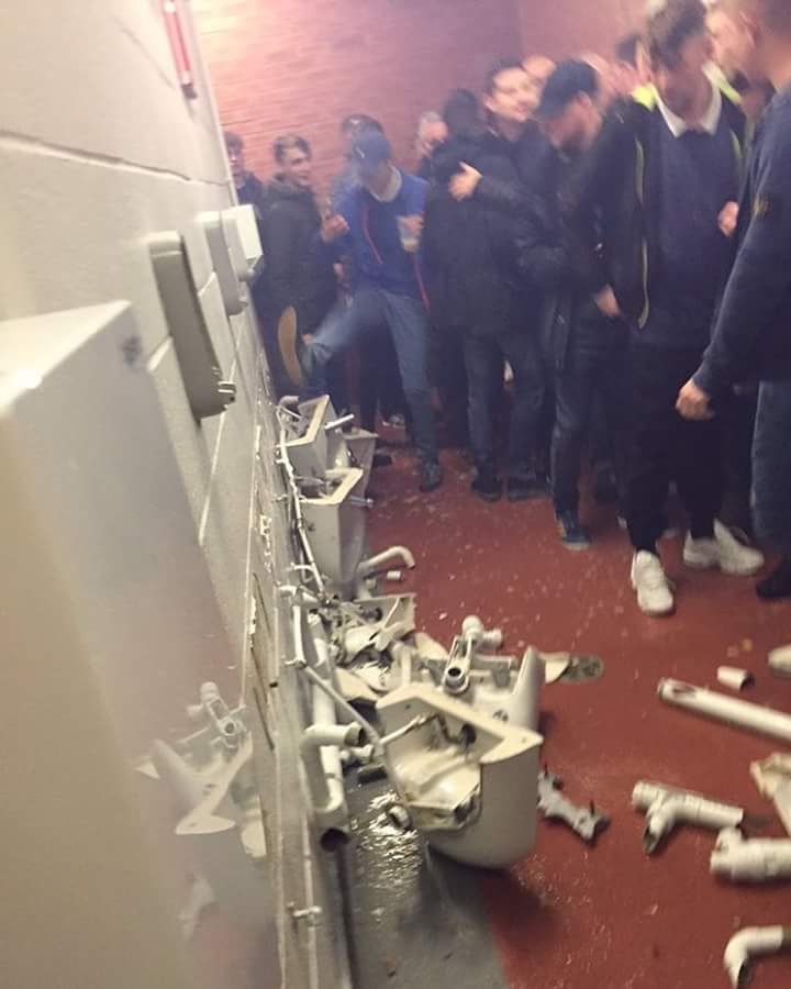 Kalah dari United, Fans City Rusak Toilet Old Trafford