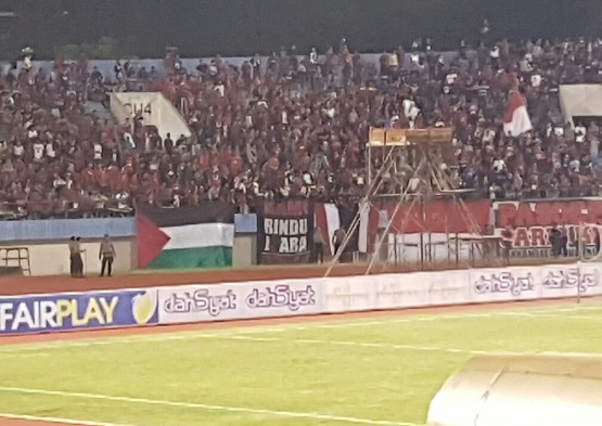 Ketika Bendera Palestina Berkibar di Stadion Manahan