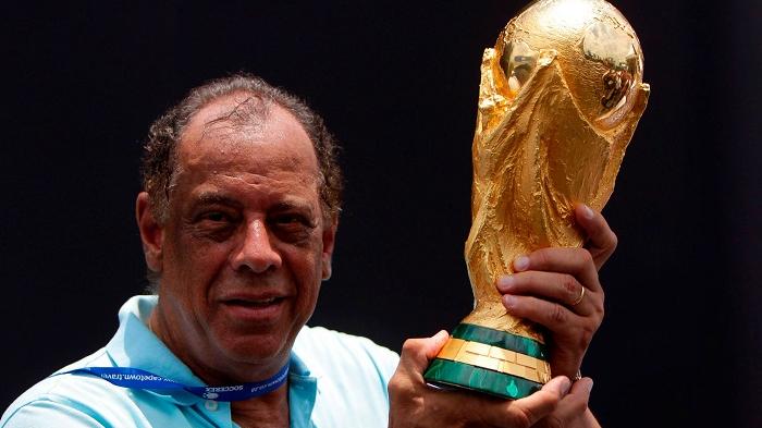 Legenda Brasil, Carlos Alberto Tutup Usia