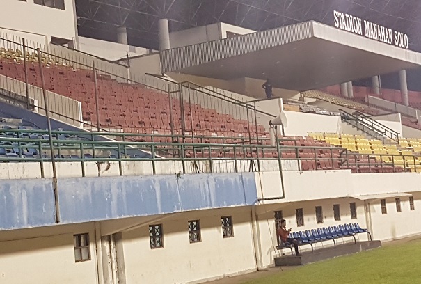 Bangku Stadion Manahan Banyak yang Rusak