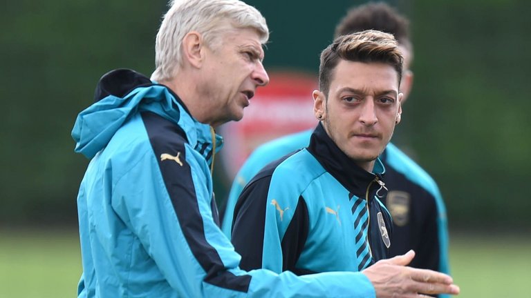 Wenger Tak Khawatir Soal Masa Depan Ozil