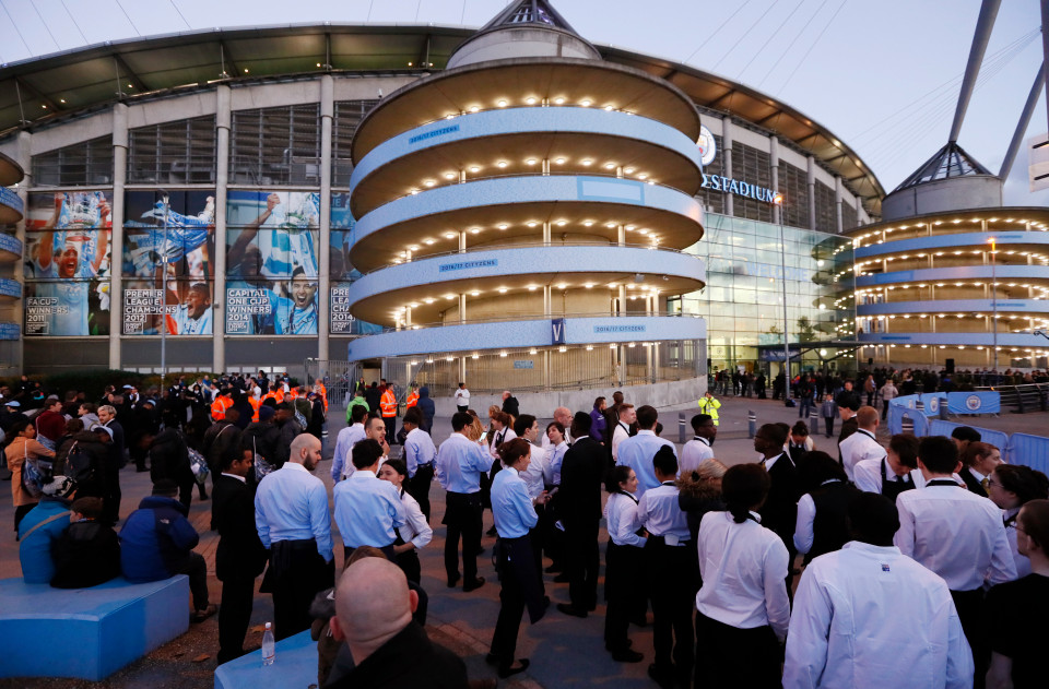 Karena Kripik Terbakar, Ribuan Orang Dievakuasi dari Etihad Stadium